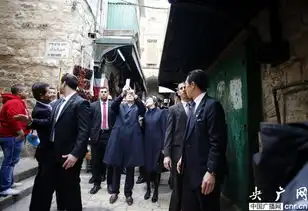 安倍晋三在耶路撒冷用翻盖手机自拍  安倍晋三在耶路撒冷用翻盖手机自拍