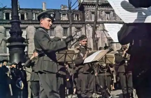 镜头下德占时期的巴黎被征服的法国人和纳粹德军和平共处  镜头下德占时期的巴黎被征服的法国人和纳粹德军和平共处