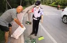 收废品老人路边摔倒济南槐荫110民警助人脱困  收废品老人路边摔倒济南槐荫110民警助人脱困