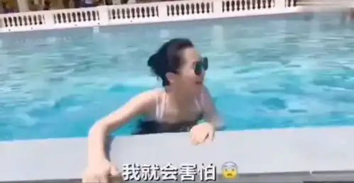  许晴游泳视频再曝光,52岁状态仍无敌,热辣身材惹人爱