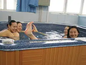  中国花游队队员泳装嬉戏伸脚搞怪