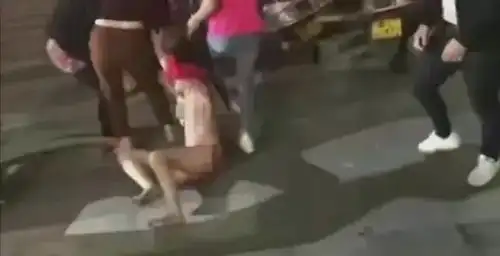  原配殴打小三,揪头发,强行拖拽至街上,衣服扒光只为泄愤