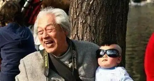 4岁儿子交给爷爷奶奶带,两个月后发来近况,宝妈看后笑弯了腰  4岁儿子交给爷爷奶奶带,两个月后发来近况,宝妈看后笑弯了腰