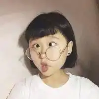  短发戴个眼镜做了个斗鸡眼的表情的这个女的是谁啊