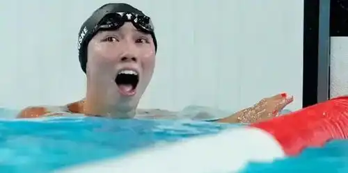  自己心虚了,看美国使馆发布的祝贺游泳创佳绩的报道是如何配图的