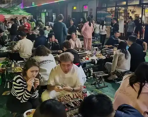  淄博烧烤爆火后的受害者卖绿豆糕的大爷被围堵,鸭头小哥被围观