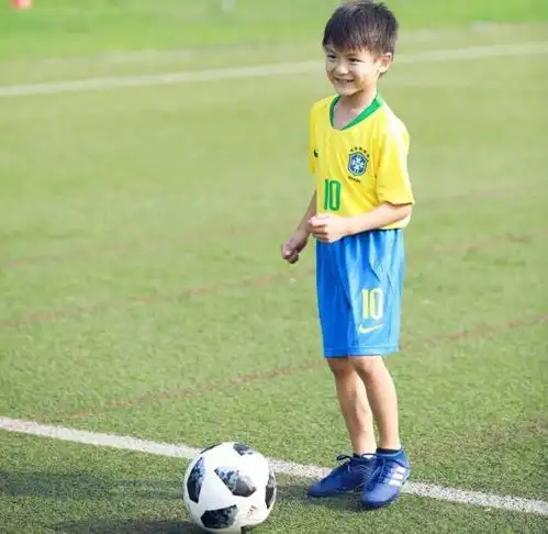 当年他帅不过小亮仔,萌不过安吉,才2年时间竟完全逆袭  当年他帅不过小亮仔,萌不过安吉,才2年时间竟完全逆袭