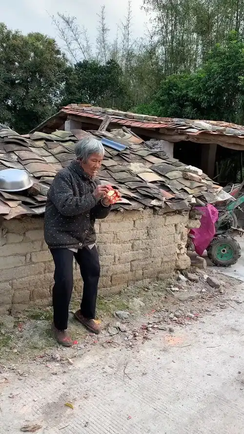 哈,今年第一次套路奶奶,大家看奶奶下次怎么套路我搞笑  哈,今年第一次套路奶奶,大家看奶奶下次怎么套路我搞笑