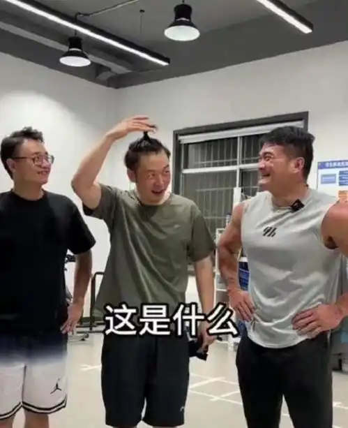  杜海涛暴瘦30斤后超自信晒近照秀颜值大翻车,穿运动服变丑了