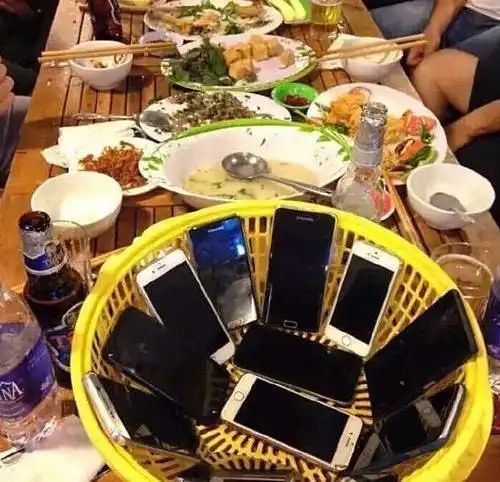  搞笑gif趣图大妈也真是的,年纪一大把了还这么爱玩