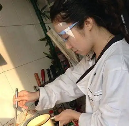  开心一刻为报复前女友,把她微信号写在了公交站,两个月后