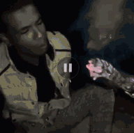  搞笑gif段子大哥,你这吃的鸡腿吗,看着好香啊