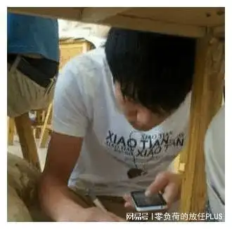  搞笑图片幽默段子笑话哥们,你是打算作弊吗答案写在桌椅上