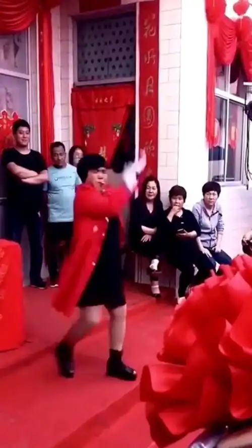  婚礼当天婆婆敲锣打鼓搞怪,完成这一套仪式才能入洞房,好奇葩