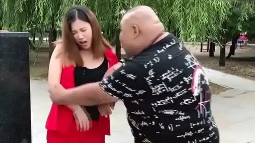  胖子带女朋友逛街,不一样的女朋友竟有不一样的对待方式,搞笑