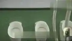  牛人在公共卫生间的小便池前也能玩出十种花样搞笑自拍