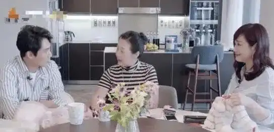  婆婆和妈妈2为做好媳妇儿,一进家门就给婆婆下跪穿鞋