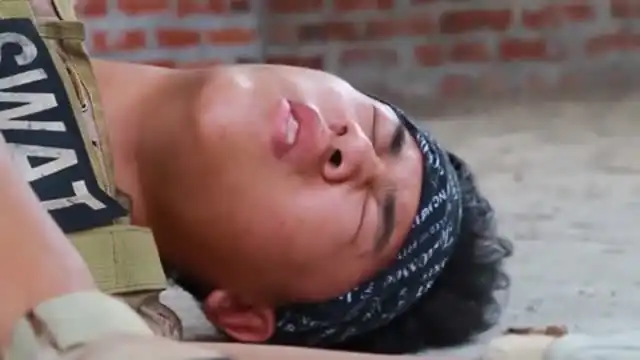  搞笑cs绝地求生房区楼梯蹲敌人,险被对面给秒掉