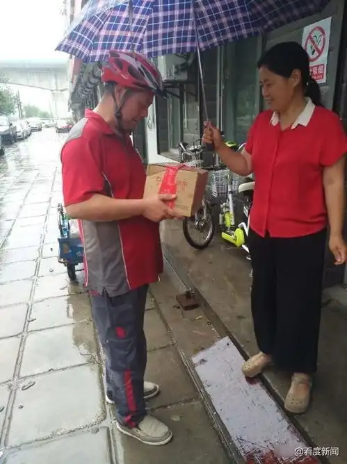  看了一组想哭的照片,才知道暴雨中的快递小哥另一面