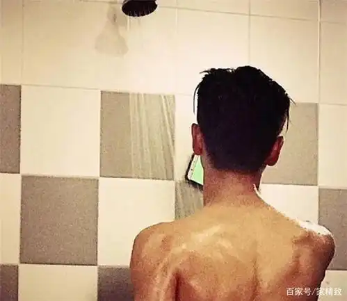  黄宗泽香港的家,家具都不敢买大件,茶几当做餐桌,像极了出租屋