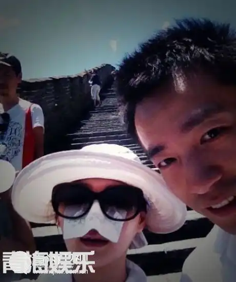  贾乃亮李小璐陆毅鲍蕾谢娜张杰明星夫妻出街太亲热组图