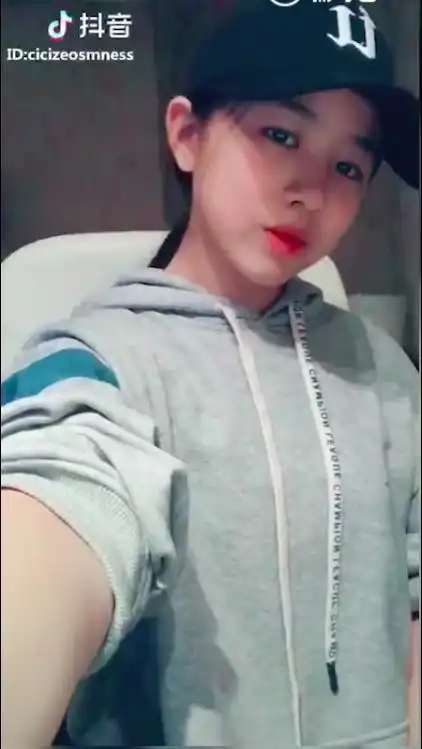  汪峰的女儿小苹果玩抖音,逗得章子怡哈哈大笑
