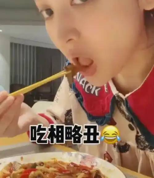  娜扎深夜收工晒照,丸子头配白t太少女,还开心比耶故意凹小v脸