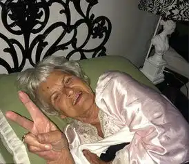 美调皮奶奶网晒幽默照受追捧  美调皮奶奶网晒幽默照受追捧