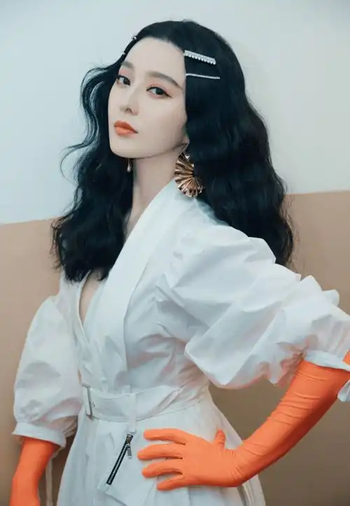 38岁范冰冰太会玩了,白色衬衫裙搭橙色手套,魅力无人能抵挡  38岁范冰冰太会玩了,白色衬衫裙搭橙色手套,魅力无人能抵挡