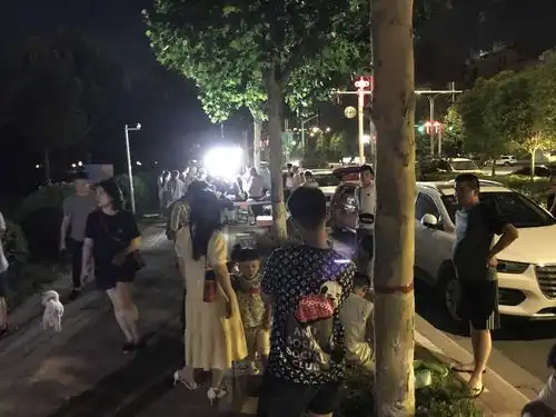  白天上班无法逛街,鹤壁市的夜经济在这里搞试点还能摆地摊