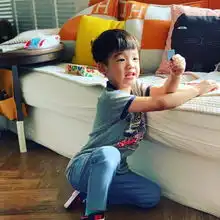  组图范玮琪晒双胞胎儿子萌照飞飞推吸尘器认真扫地乖巧可爱