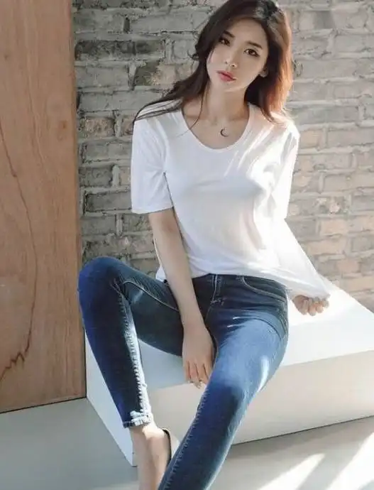  气质出众的牛仔裤美女,穿出女神风采,显得优雅干练