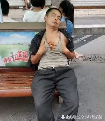  搞笑图片你们说我是去告诉小姐姐,还是去直接帮她系上啊