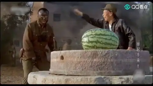  举起手来伪军给太君找了个西瓜解渴,却不知西瓜里藏着炸弹炸了