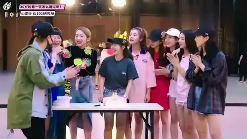  少女们为赖美云庆生,唱歌时让人爆笑,这群小姑娘想法还真挺超前