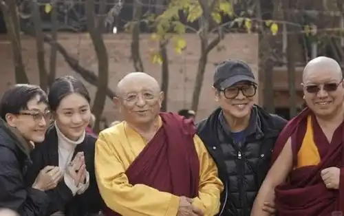  李连杰到海拔4000米高山修行,62岁利智同行,夫妻牵手修行好恩爱