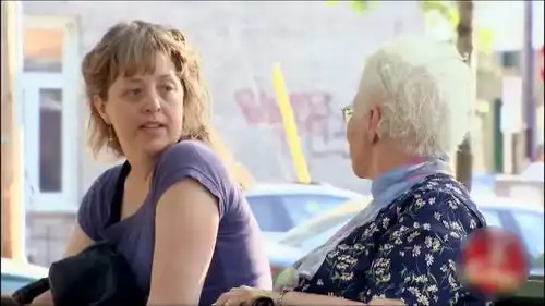 老太太恶搞路人,翻相册时路人发现相册里却有自己,惊呆了  老太太恶搞路人,翻相册时路人发现相册里却有自己,惊呆了