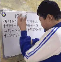  搞笑gif趣图这天气下着雪,还真是太热啊