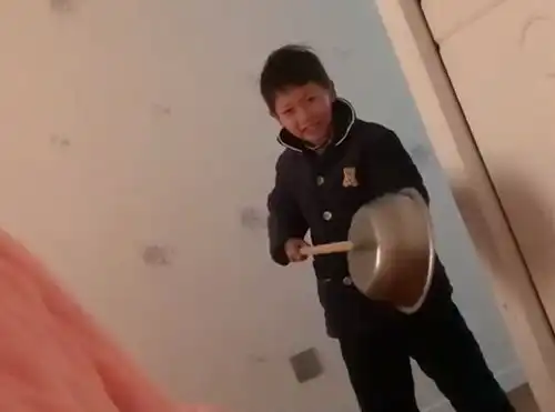  浙江一熊孩子放假,每天敲锣打鼓喊妈妈起床,妈妈快烦死了