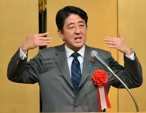  日本首相安倍晋三当众提裤子露囧像组图