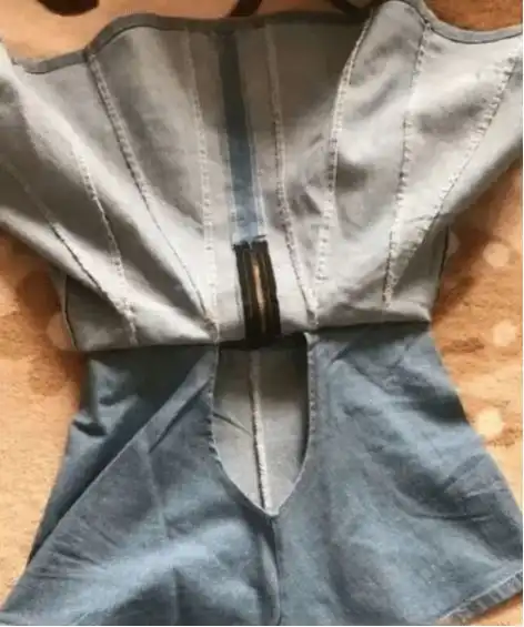  短裙上的洞洞是干嘛用的女装大佬方便我们上小便设计的...哈哈哈