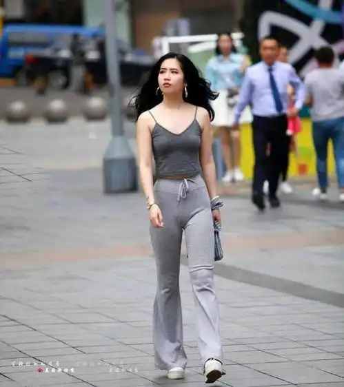  街拍果然,还是运动裤舒服