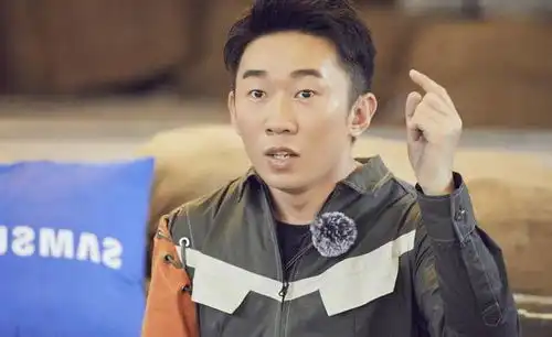  杨迪带妹妹参加综艺,当看到妹妹的颜值后,网友确定亲兄妹