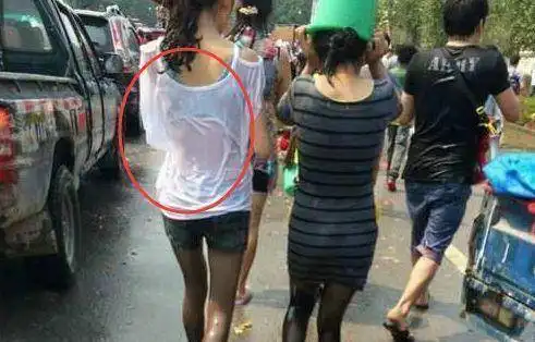  gif搞笑趣图猪肉让你做成拖鞋,谁还有来买猪肉的欲望