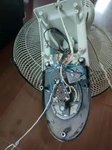  电扇的摇头拉线坏了,开电扇就只能摇头,不能固定在一个方向,怎么办