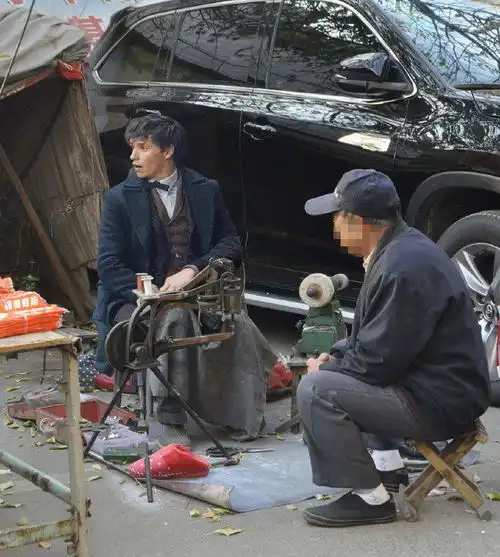  全员摆摊明星们的地摊照融入感超强,最后2张超搞笑
