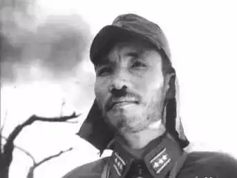  为什么鬼子总要留个小胡子黑镜头
