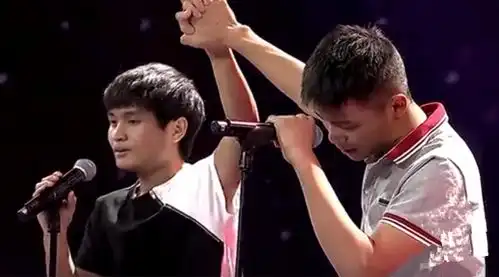 这两个瞎弹吉他的山区小孩居然登上了央视,连邓超都跪了  这两个瞎弹吉他的山区小孩居然登上了央视,连邓超都跪了