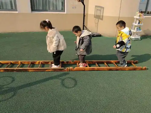  玩转木梯快乐你我诸暨市浣东街道五一幼儿园之梯子的百变玩法