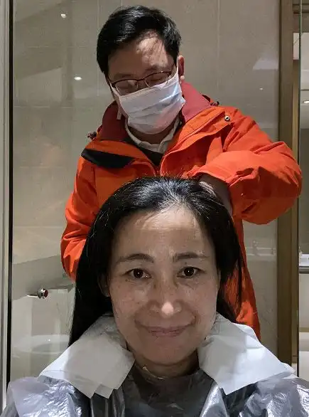  在武汉,这名漳州女护师剪下了心爱的长发首批医疗队队员传回照片
